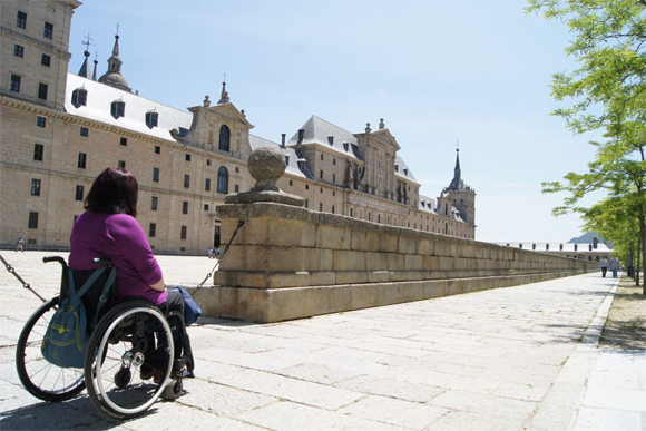 Mujer con discapacidad en El Escorial