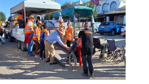 Personas con discapacidad haciendo el Camino del Rocío.