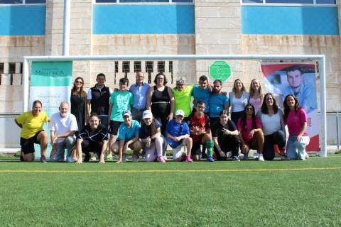 Grupo de alumnos junto a los profesionales encargados de poner en marcha Entrenando Talento