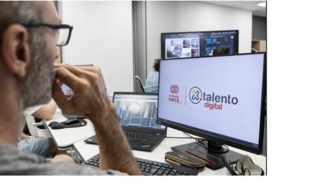 Alumno de un curso de Por Talento Digital.