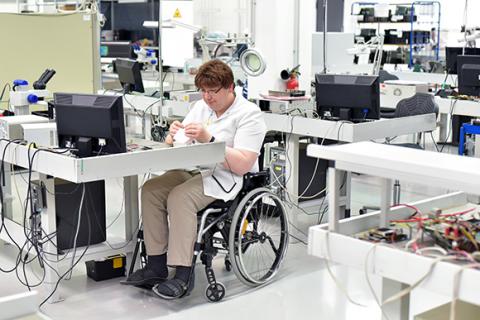 Trabajador con discapacidad trabajando
