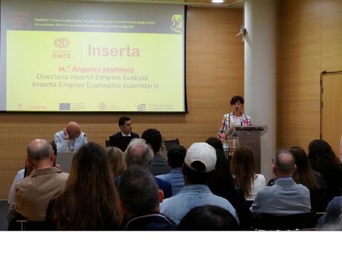 Momento de la intervención de Mª ángeles Martínez.