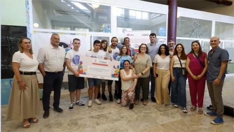 Foto de familia de la entrega del cheque