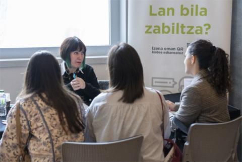 Varias estudiantes reciben información en una feria de empleo | Foto de la Universidad del País Vasco