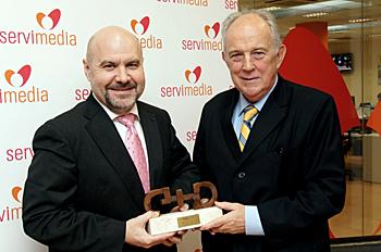 Luis Cayo Pérez Bueno (i) entrega el premio a Ramón Capdevila Pagès