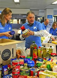 Fila de cajas repletas de alimentos