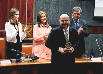 Pérez Bueno recoge el premio, detrás, la Princesa junto a Ana Mato