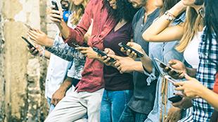 Jóvenes conectados a las redes sociales