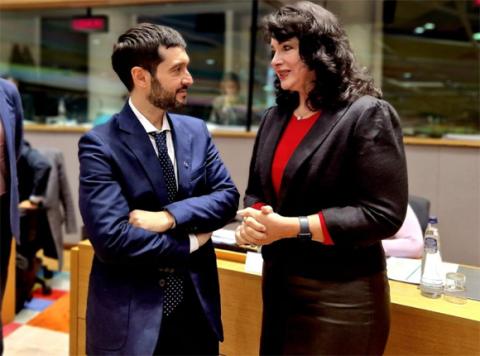El ministro de Consumo español con la comisaria europea