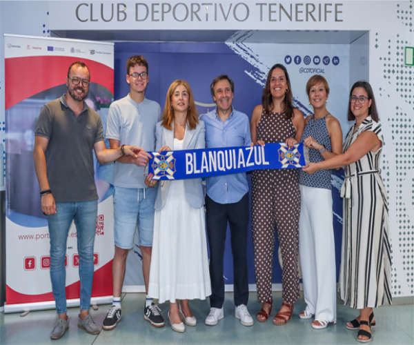De izquierda a derecha, Artamy Rodríguez, director Proyectos Coord. Área Deporte Inclusivo y Discapacidad Fundación CD Tenerife; Yoel García jugador CD Tenerife EDI; Victoria Trianes, directora de Inserta Empleo en Canarias; Felipe Miñambres; presidente CD Tenerife; Verónica Fernández, técnica preparadora laboral Inserta Empleo Tenerife y Emma Fernández , directora Global de Programas y Proyectos Inserta Empleo.