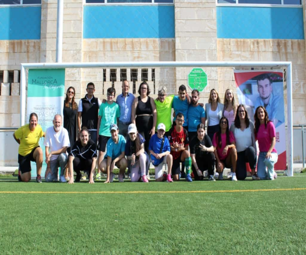 Grupo de alumnos junto a los profesionales encargados de poner en marcha Entrenando Talento