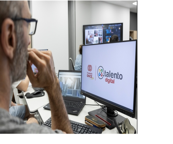 Alumno de un curso de Por Talento Digital.
