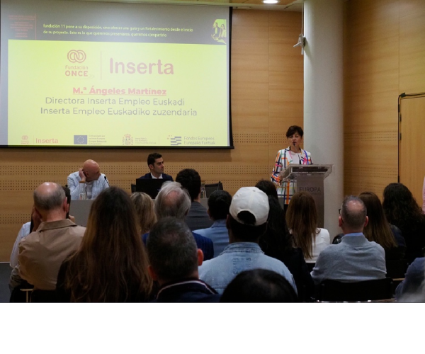 Momento de la intervención de Mª ángeles Martínez.