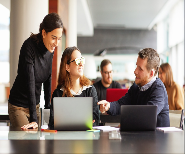 Un grupo de personas trabajando